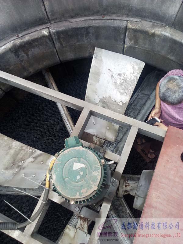 重慶<a href=http://www.ryfiber.com target='_blank'>冷卻塔維修</a>，重慶DBNL3-150T冷卻塔減速機(jī)風(fēng)機(jī)更換